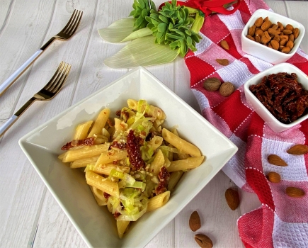 pasta-con-porro-pomodori-secchi-mandorle-v2qiwcu.jpg